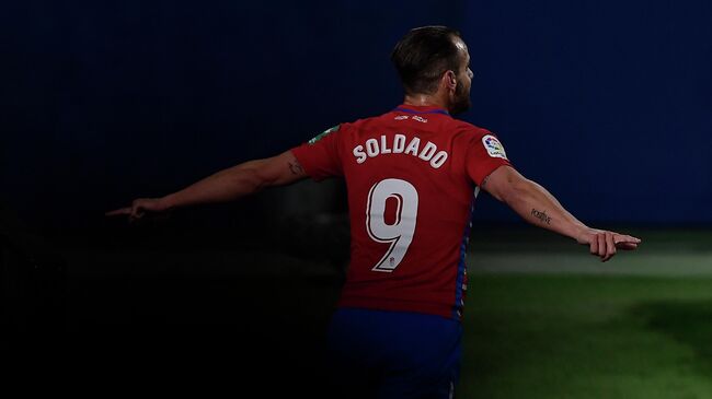 Granada's Spanish forward  Roberto Soldado celebrates after scoring a goal during the Spanish league football match Villarreal CF against  Granada FC at La Ceramica stadium in Vila-real on January 20, 2021. (Photo by JOSE JORDAN / AFP)