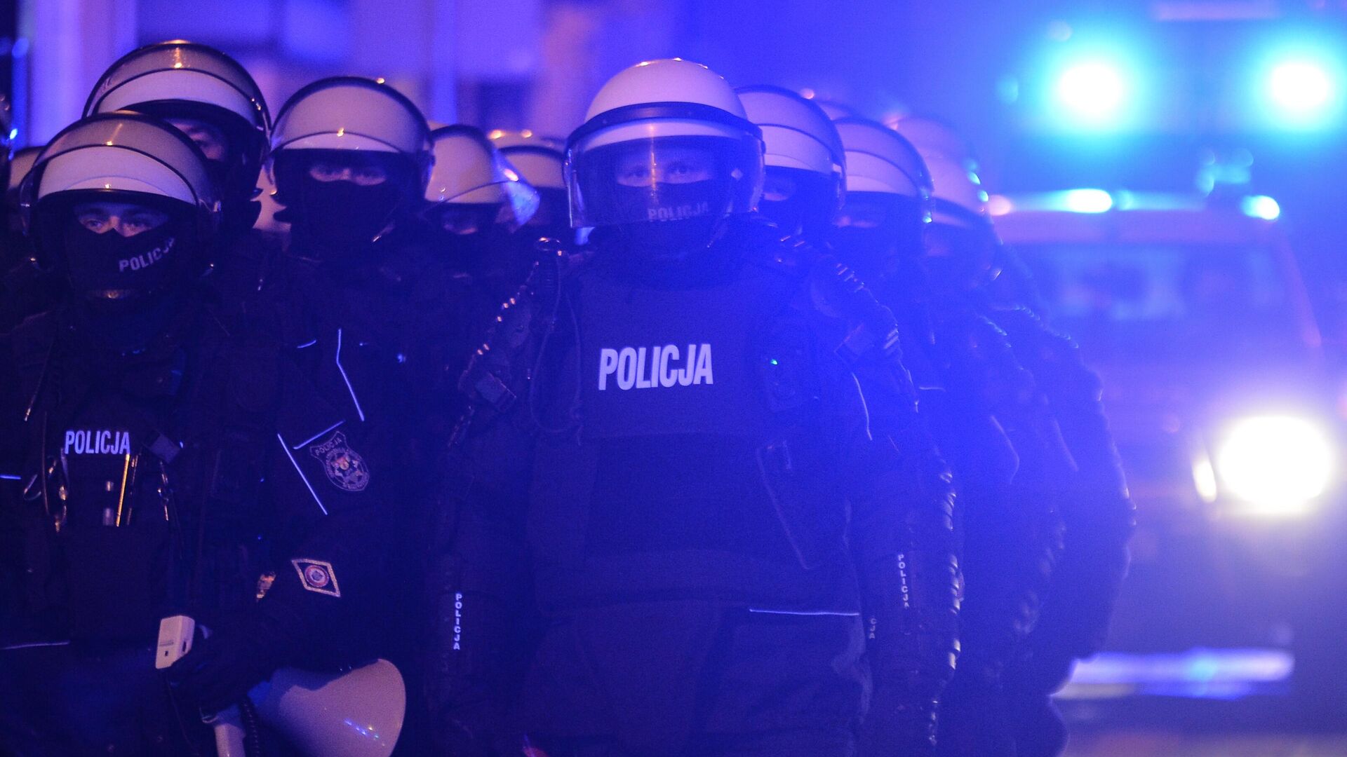 Полицейские стоят в оцеплении во время проведения акции протеста в Варшаве - РИА Новости, 1920, 29.01.2021