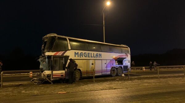 На месте ДТП, где пассажирский автобус совершил наезд на отбойник на трассе Каспий в Тамбовской области