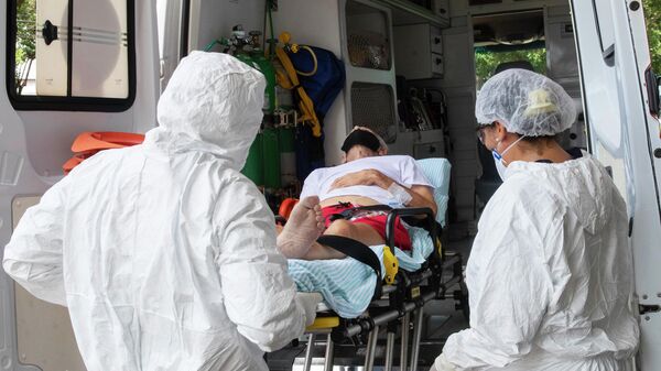 Медицинские работники и пациент в скорой помощи в Бразилии