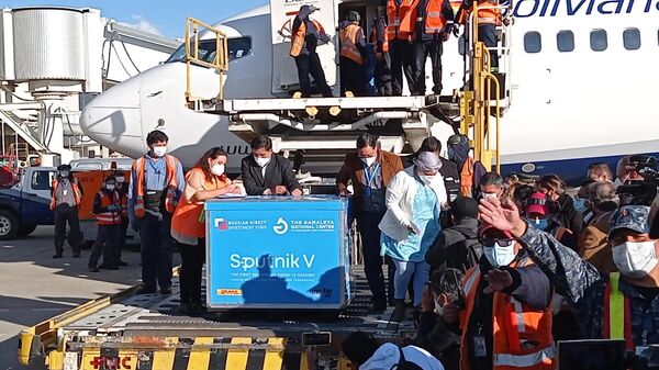Разгрузка первой партии российской вакцины Sputnik V в аэропорту города Ла-Пас в Боливии