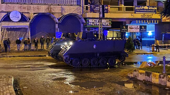 Боевые машины пехоты на одной из улиц в Триполи, Ливан