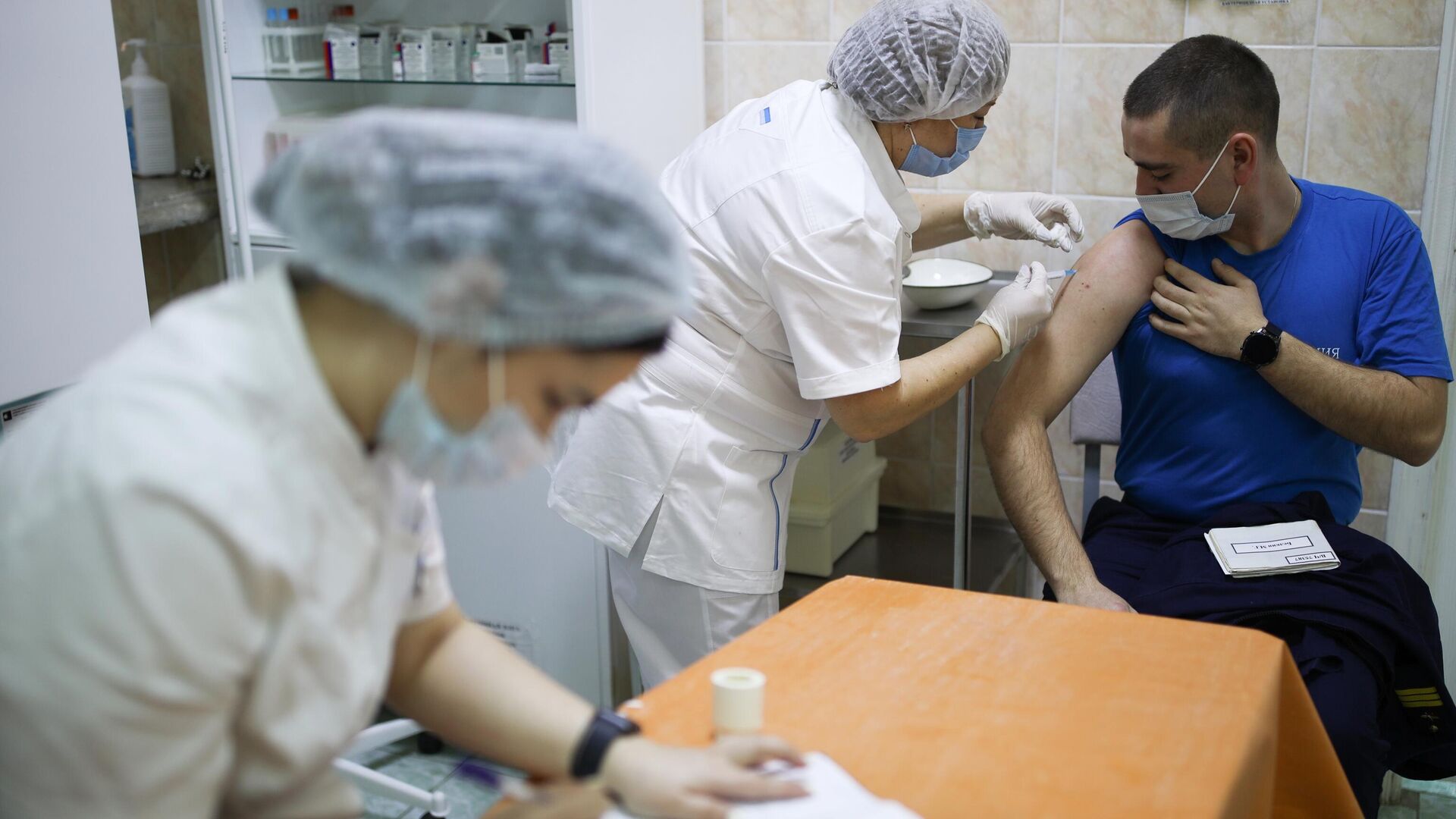 Военнослужащему делают прививку от коронавируса на территории 419 военного госпиталя Минобороны России в Краснодаре - РИА Новости, 1920, 02.02.2021