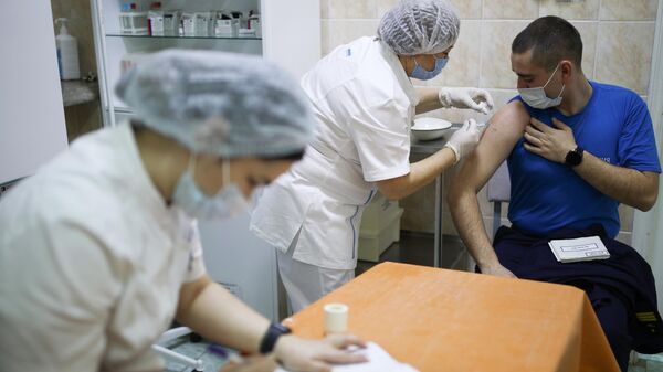 Военнослужащему делают прививку от коронавируса на территории 419 военного госпиталя Минобороны России в Краснодаре