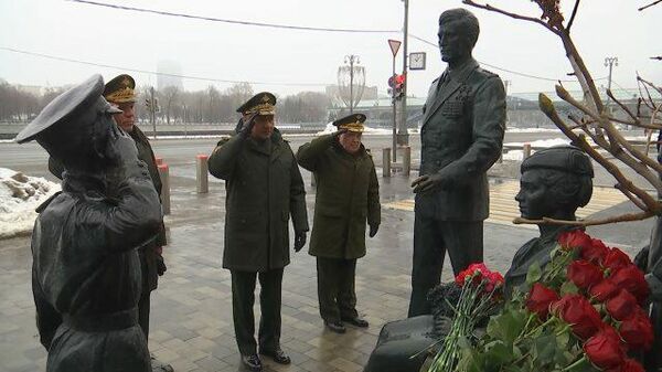 Шойгу возложил цветы к монументу Офицеры. Кадры Минобороны