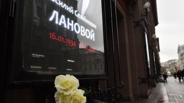 Цветы в память о Василии Лановом у входа в Государственный академический театр имени Евгения Вахтангова в Москве