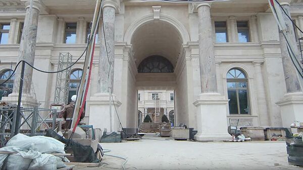Кадр из видео Сказочный дворец: первая экскурсия по дворцу в Геленджике