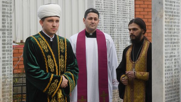 Священнослужители разных конфессий на Арском кладбище в Казани 