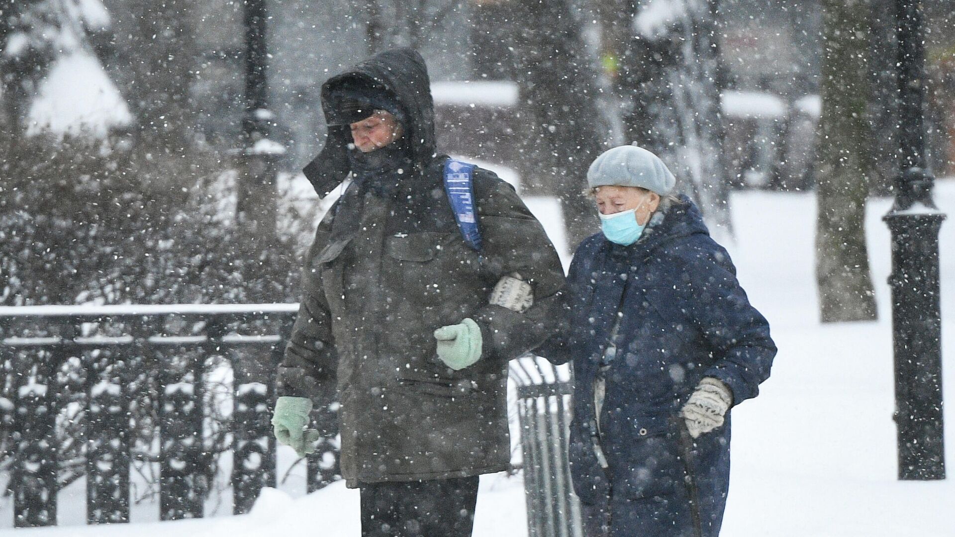 Прохожие идут по Каланчевской улице в Москве во время снегопада - РИА Новости, 1920, 01.02.2021