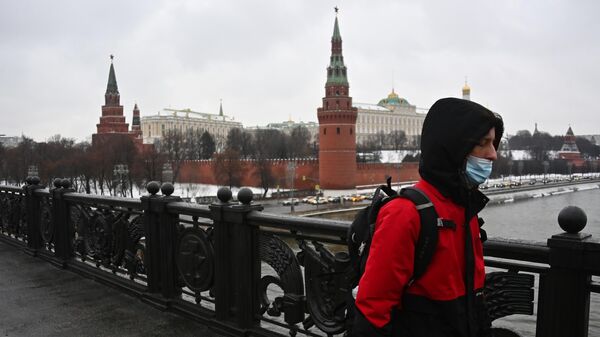Прохожий на Большом Каменном мосту в Москве