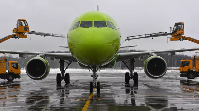 Противообледенительная обработка самолета авиакомпании S7 Airlines перед полетом в международном аэропорту Домодедово