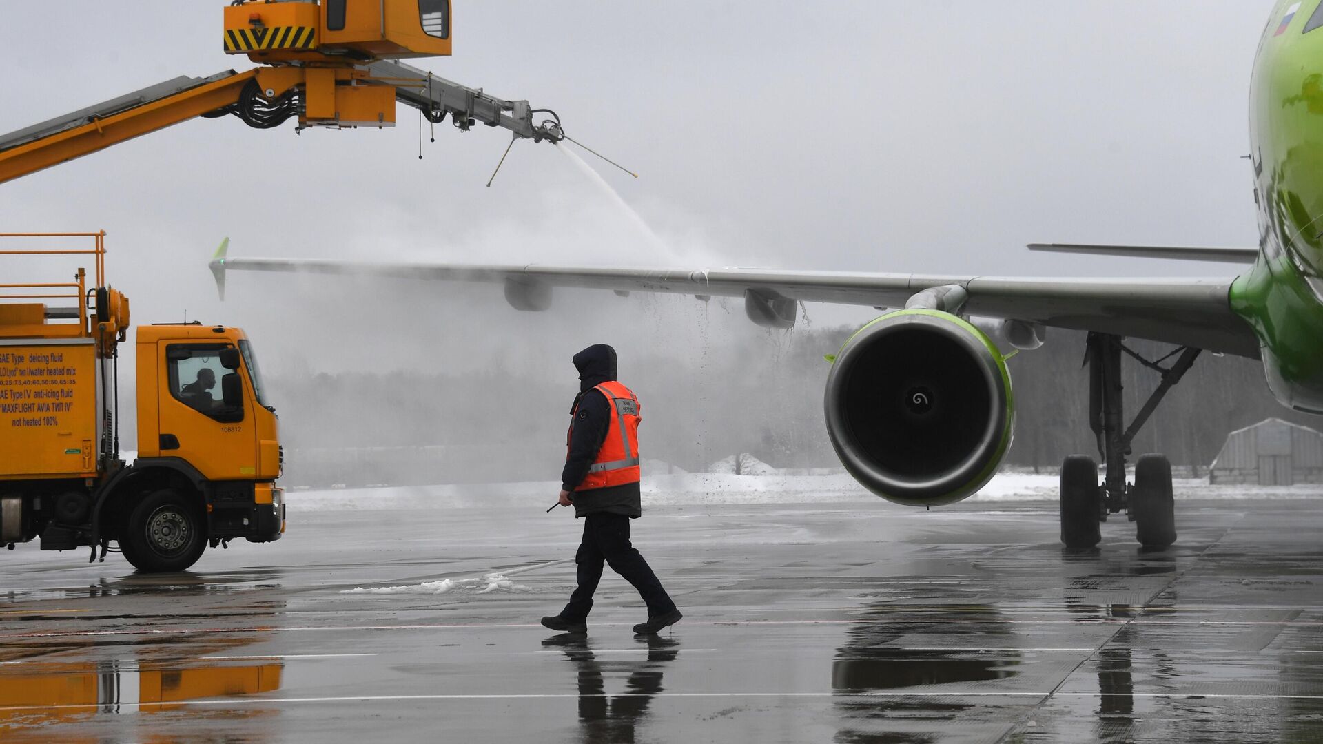 Противообледенительная обработка самолета авиакомпании S7 Airlines перед полетом в международном аэропорту Домодедово имени М. В. Ломоносова - РИА Новости, 1920, 04.12.2021