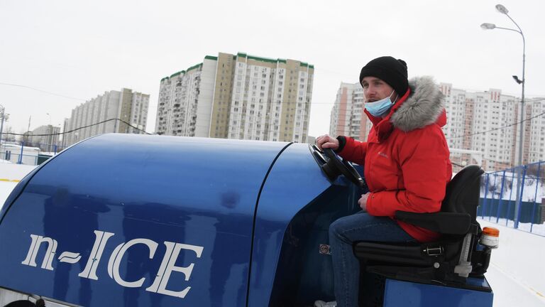 Ледовар Владимир Усольцев во время работы в парке имени Артёма Боровика в Москве