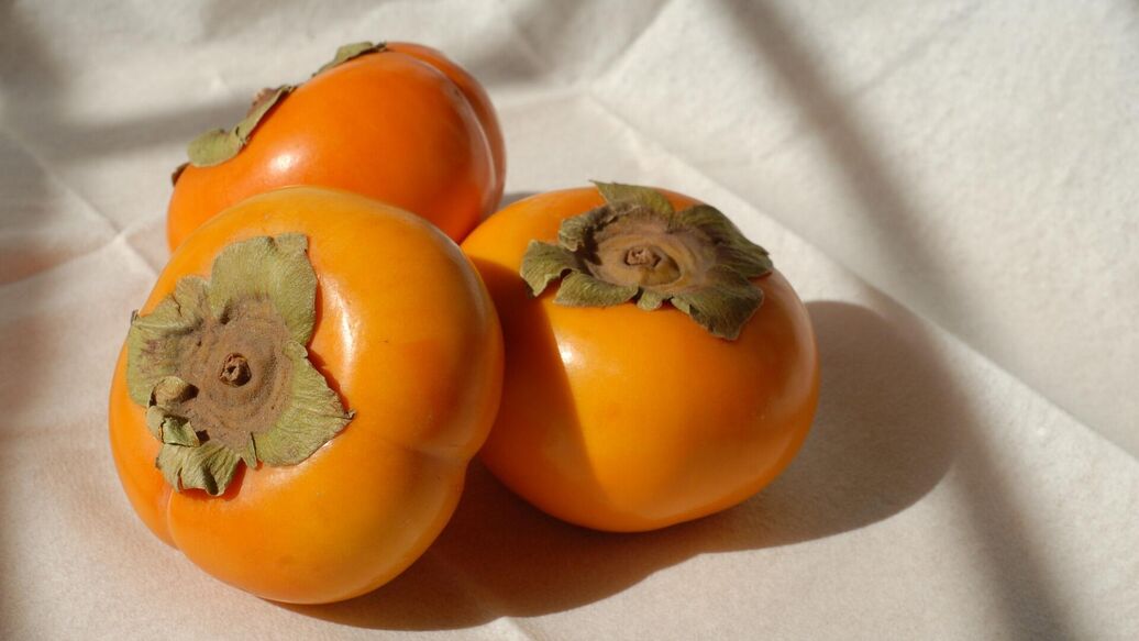 Врач рассказала, кому нельзя есть хурму