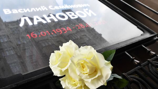 Цветы у здания Государственного академического театра имени Евгения Вахтангова в Москве