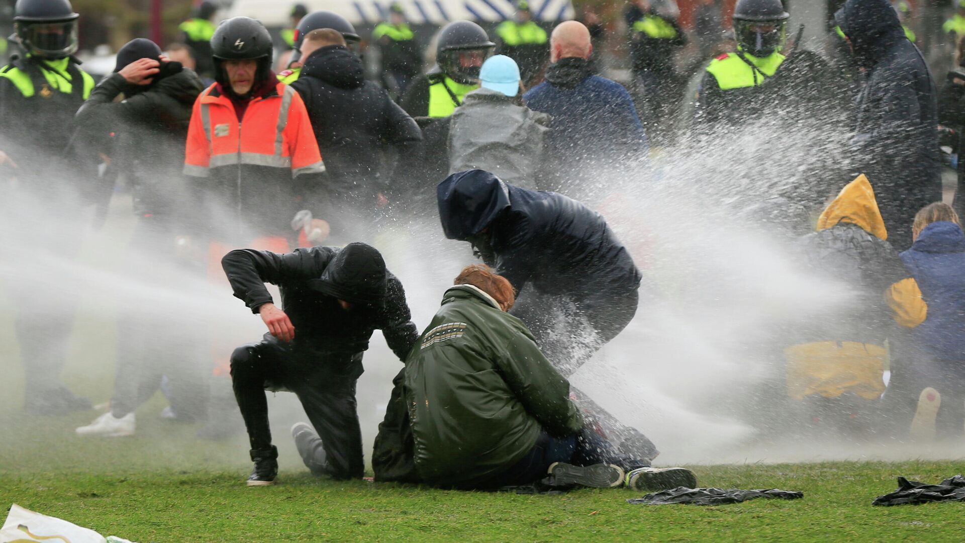 Полиция Амстердама применяет водомет для разгона демонстрации против мер правительства по борьбе с коронавирусом в Амстердаме, Нидерланды - РИА Новости, 1920, 30.01.2021