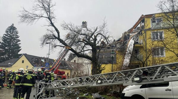 Спасатели на месте взрыва дома в Лангенцерсдорфе, Австрия