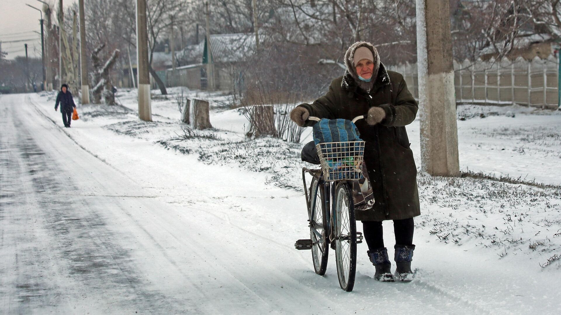 Жители на одной из улиц Углегорска Донецкой области - РИА Новости, 1920, 11.02.2021
