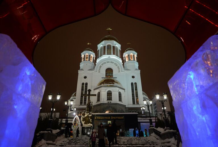 Подготовка к открытию рождественского фестиваля ледовой скульптуры Вифлеемская звезда у Храма-на-Крови в Екатеринбурге