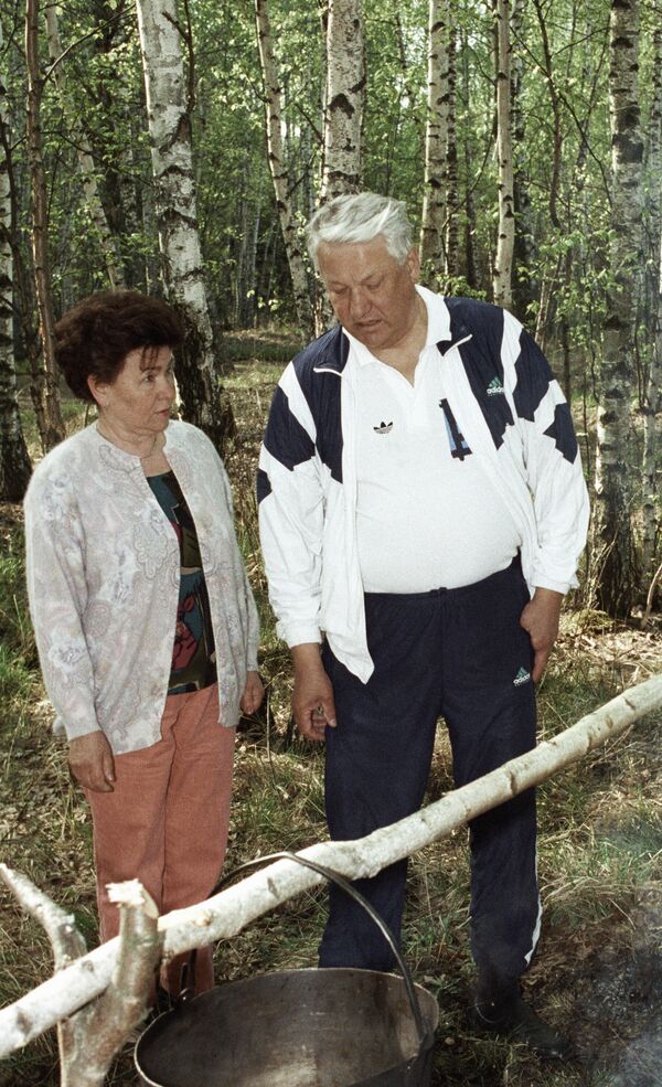 Президент РФ Б. Ельцин с супругой во время отдыха