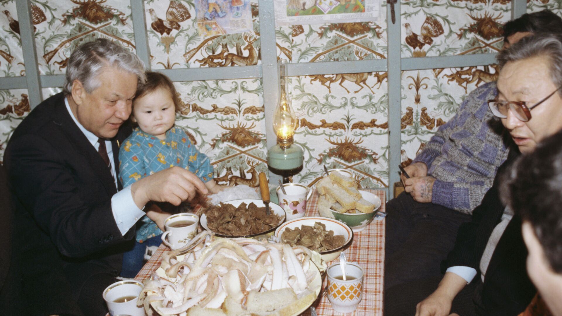 Борис Николаевич Ельцин посетил семью оленевода Спиридонова во время официального визита в Якутскую ССР. 27-30 декабря 1990 г. - РИА Новости, 1920, 30.01.2021