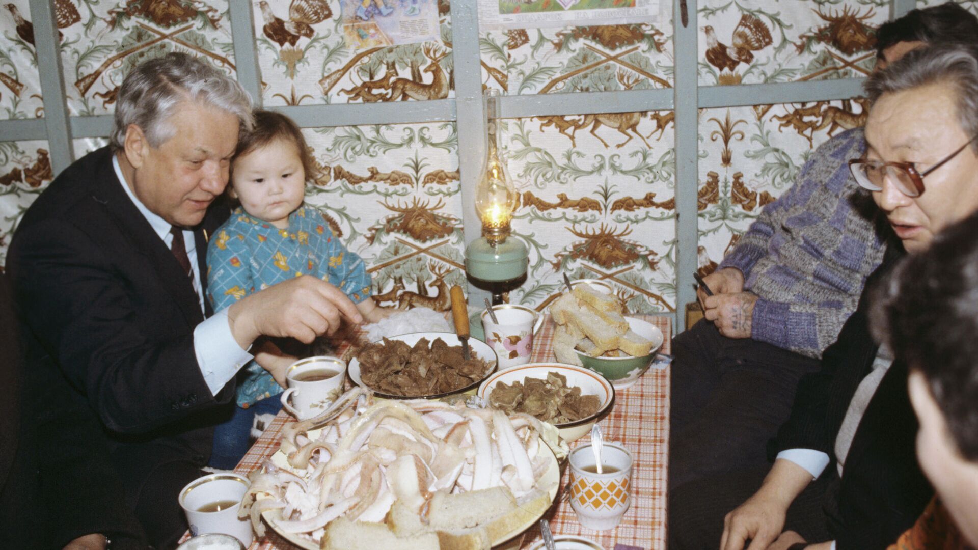 Борис Николаевич Ельцин посетил семью оленевода Спиридонова во время официального визита в Якутскую ССР. 27-30 декабря 1990 г. - РИА Новости, 1920, 30.01.2021