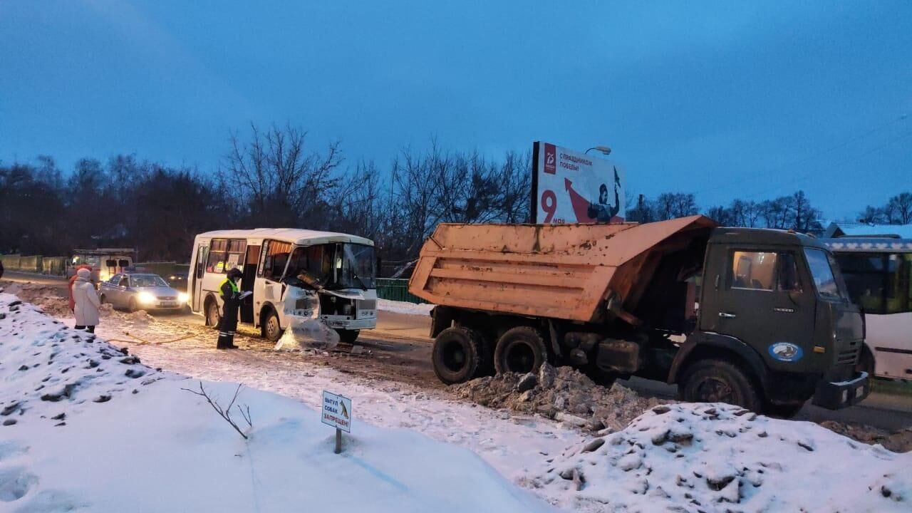 ДТП  в городе Октябрьский с участием автобуса марки ПАЗ с КамАЗом - РИА Новости, 1920, 30.01.2021