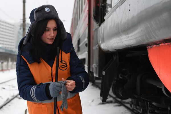 Машинист пригородного электропоезда Елена Лысенко-Салтыкова во время обхода поезда на Киевском вокзале в Москве