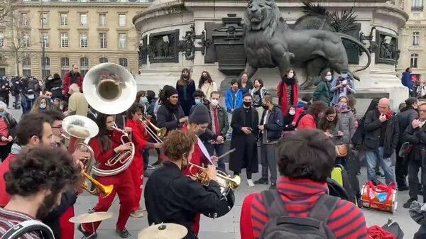Музыка, танцы и отличное настроение: парижане вышли на акцию протеста