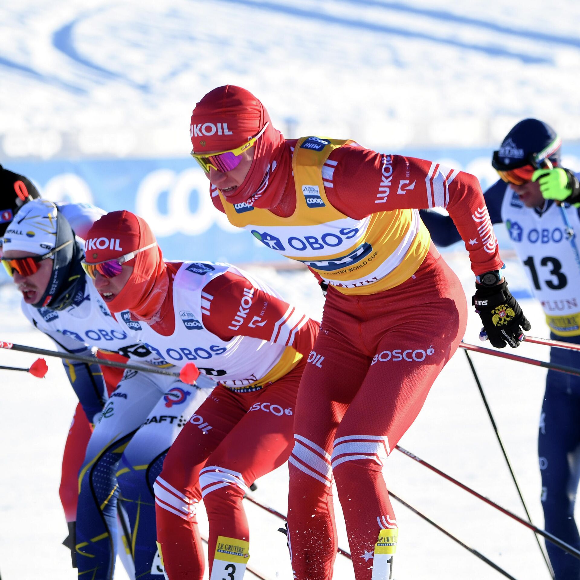 Лыжи скиатлон мужчины сегодня. Скиатлон старт. Юниорская сборная России по лыжным гонкам 2021-2022. Шведские лыжники. Скиатлон вид спорта.