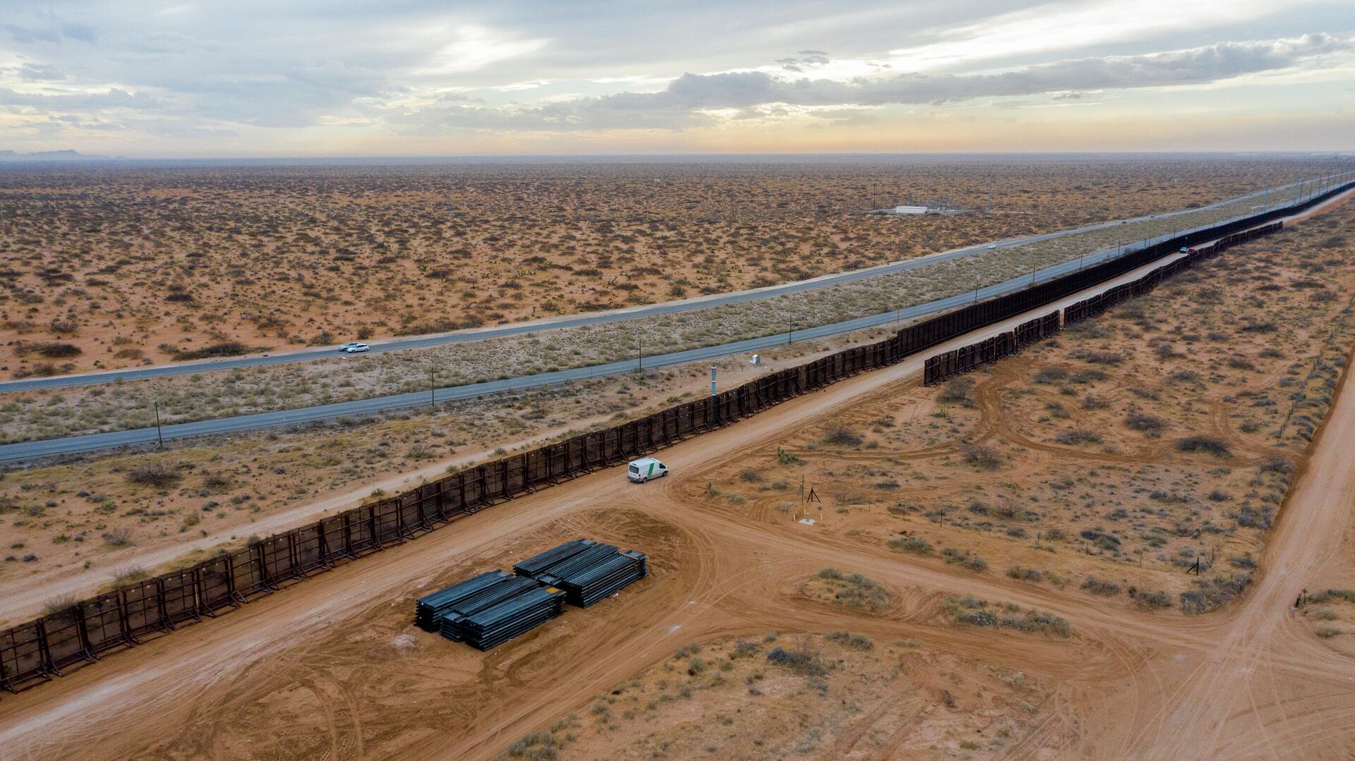 Машина пограничного патруля США едет вдоль конструкций недостроенной стены на границе между США и Мексикой - РИА Новости, 1920, 15.12.2021