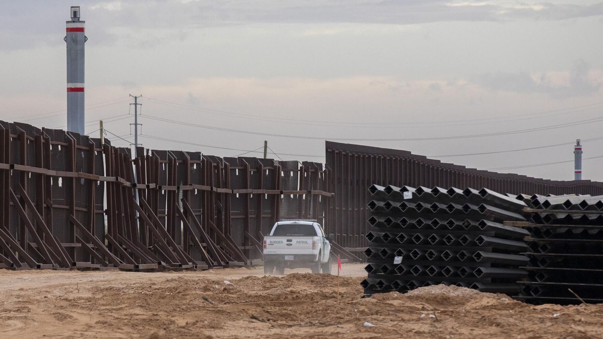 Машина пограничного патруля США едет вдоль конструкций недостроенной стены на границе между США и Мексикой  - РИА Новости, 1920, 11.02.2021