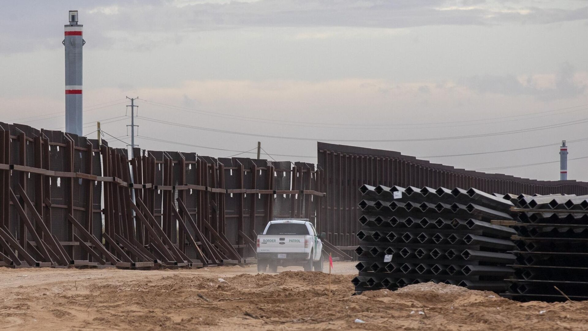 Машина пограничного патруля США едет вдоль конструкций недостроенной стены на границе между США и Мексикой  - РИА Новости, 1920, 01.04.2021