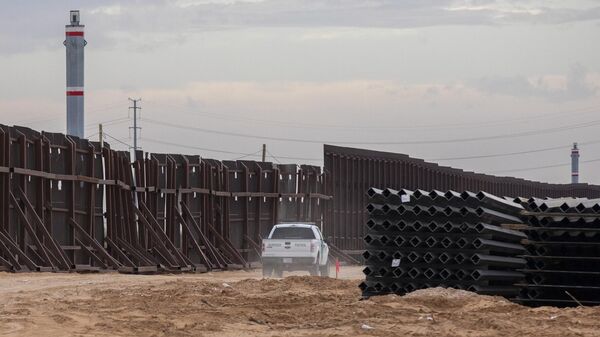 Машина пограничного патруля США едет вдоль конструкций недостроенной стены на границе между США и Мексикой 
