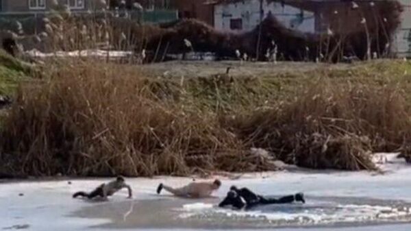 В Краснодаре мужчины бросились в озеро, чтобы спасти провалившихся под лед школьников 