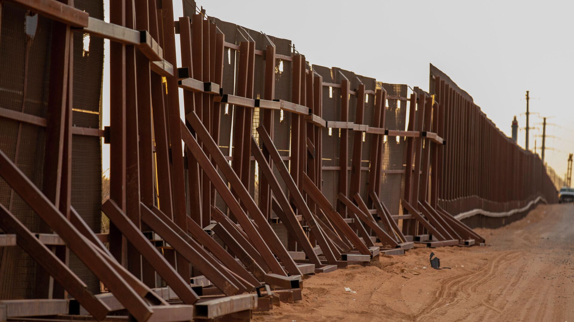 Недостроенная стена на границе между США и Мексикой  - РИА Новости, 1920, 25.01.2023