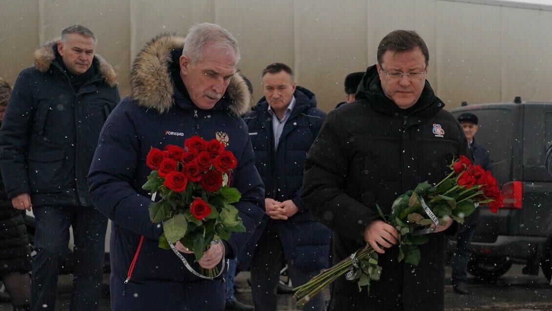 Глава Ульяновской области Сергей Морозов и губернатор Самарской области Дмитрий Азаров почтили память погибших на месте аварии на трассе М5 под Сызранью - РИА Новости, 1920, 30.01.2021