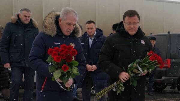 Глава Ульяновской области Сергей Морозов и губернатор Самарской области Дмитрий Азаров почтили память погибших на месте аварии на трассе М5 под Сызранью