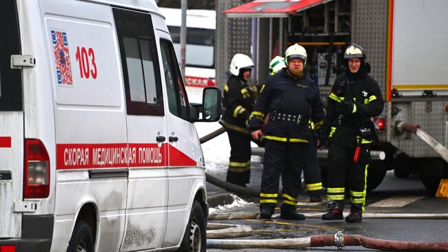 Автомобиль скорой помощи на месте пожара