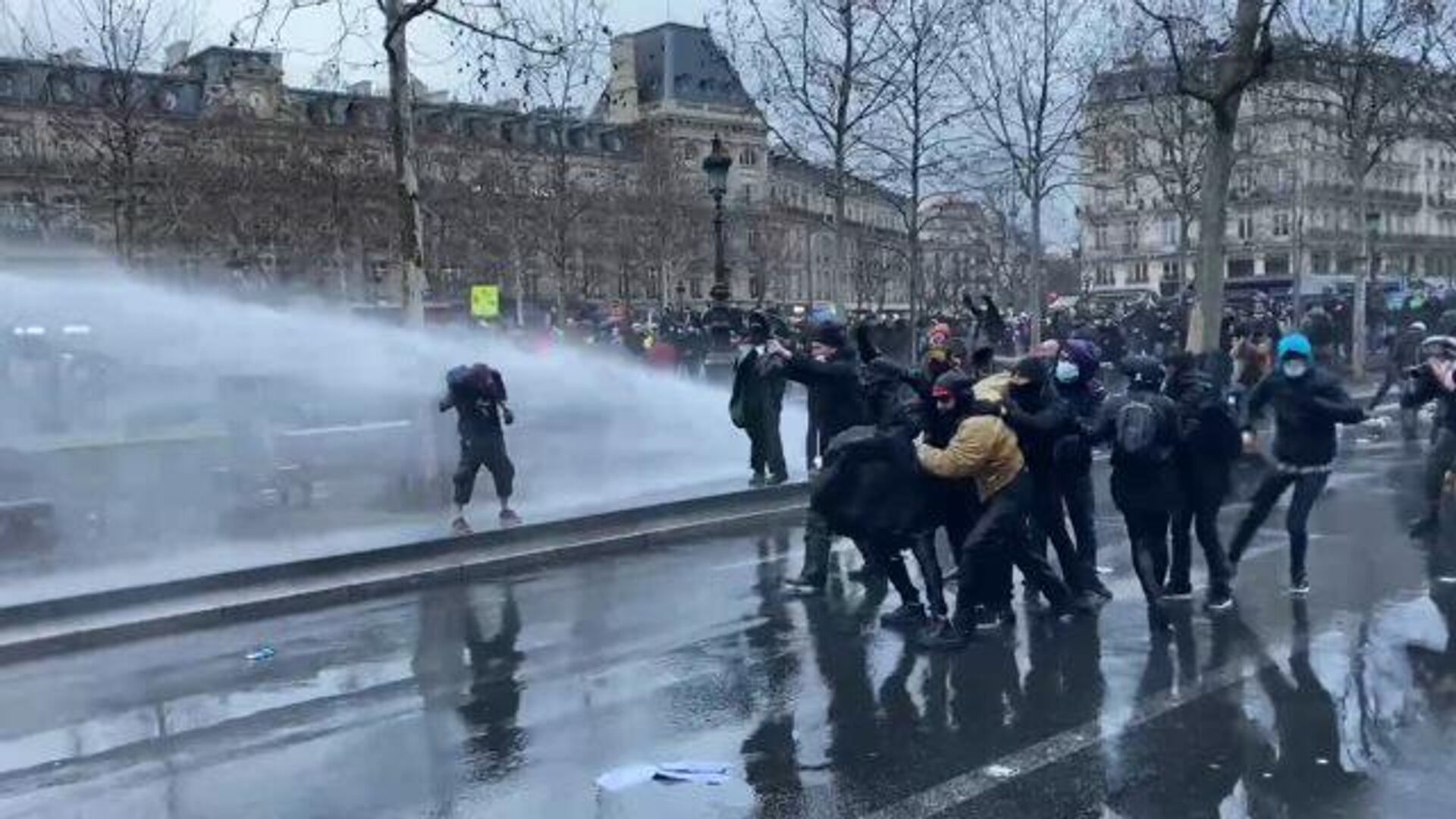 Мирный протест в Париже перерос в столкновения: полиция применила водометы - РИА Новости, 1920, 30.01.2021