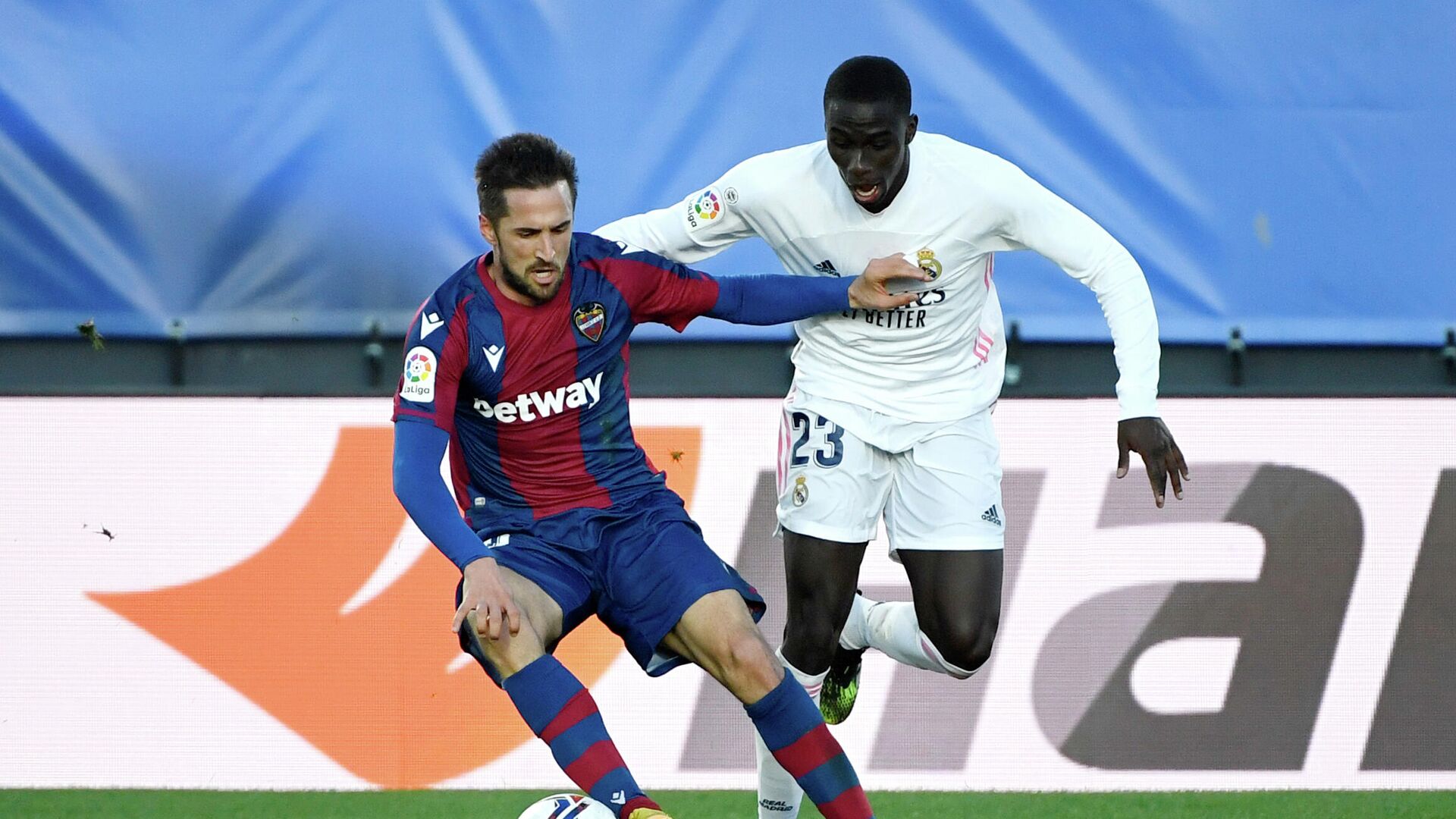 Levante's Spanish midfielder Jorge Miramon (L) vies with Real Madrid's French defender Ferland Mendy during the Spanish league football match Real Madrid CF against Levante UD at the Alfredo di Stefano stadium in Valdebebas, on the outskirts of Madrid on January 30, 2021. (Photo by PIERRE-PHILIPPE MARCOU / AFP) - РИА Новости, 1920, 30.01.2021