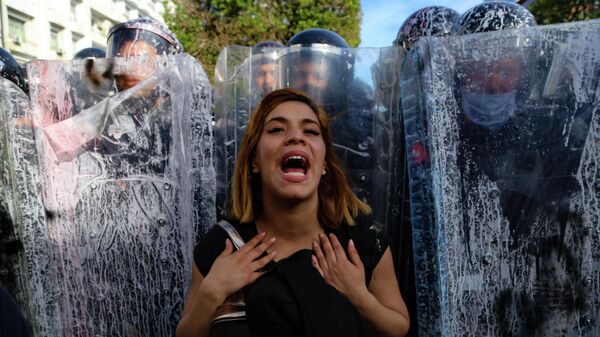 Митингующие в Тунисе забросали полицию бутылками с краской в ходе протестов