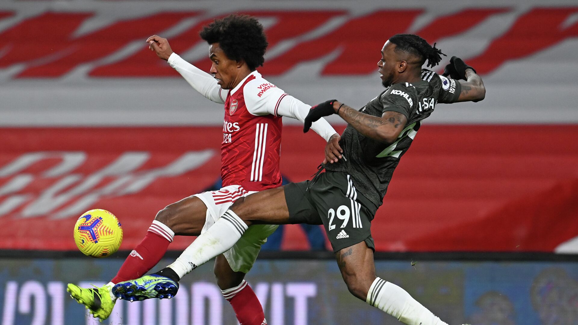 Arsenal's Brazilian midfielder Willian (L) vies with Manchester United's English defender Aaron Wan-Bissaka (R) during the English Premier League football match between Arsenal and Manchester United at the Emirates Stadium in London on January 30, 2021. (Photo by Andy Rain / POOL / AFP) / RESTRICTED TO EDITORIAL USE. No use with unauthorized audio, video, data, fixture lists, club/league logos or 'live' services. Online in-match use limited to 120 images. An additional 40 images may be used in extra time. No video emulation. Social media in-match use limited to 120 images. An additional 40 images may be used in extra time. No use in betting publications, games or single club/league/player publications. /  - РИА Новости, 1920, 30.01.2021