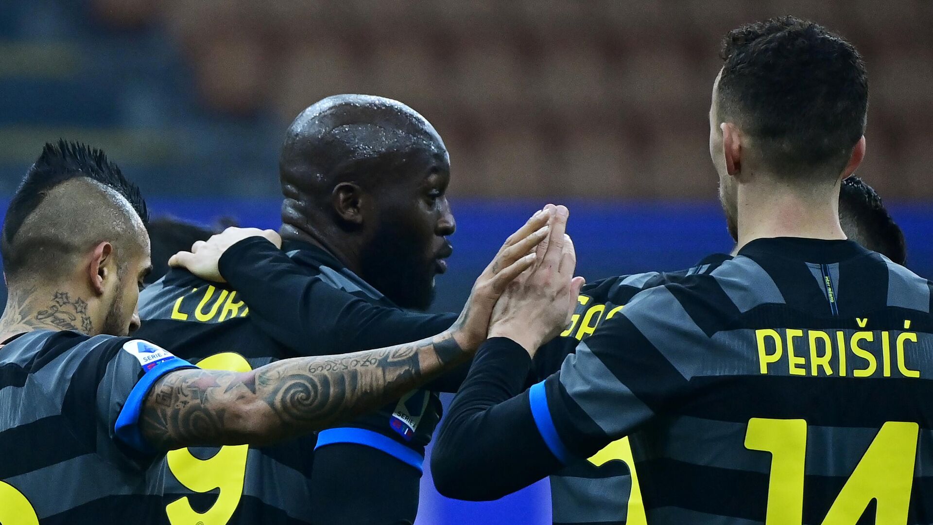 Inter Milan's Belgian forward Romelu Lukaku (C) celebrates with teammates after scoring a goal during the Italian Serie A football match beetween Inter Milan and Benevento, on January 30, 2021 at the Meazza stadium, in Milan. (Photo by MIGUEL MEDINA / AFP) - РИА Новости, 1920, 31.01.2021