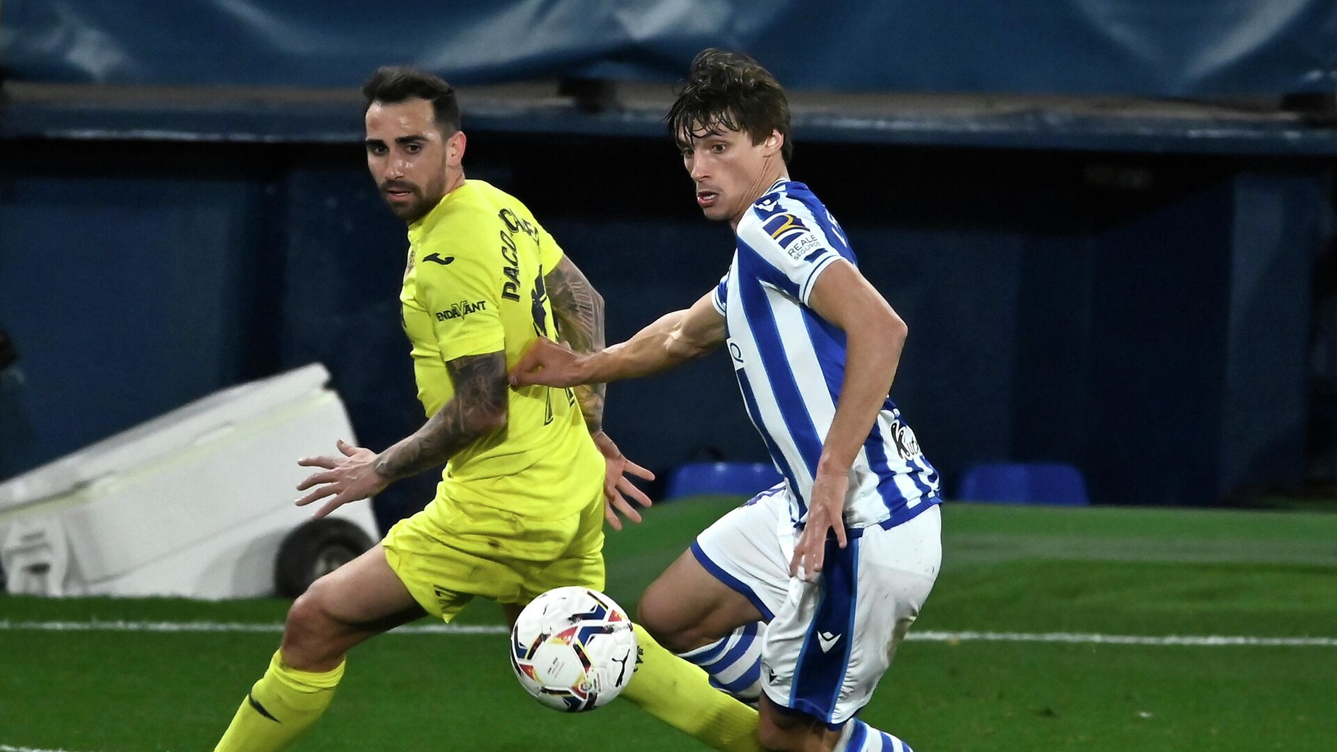 Villarreal's Spanish forward Paco Alcacer (L) vies with Real Sociedad's French defender Robin Le Normand during the Spanish league football match Villarreal CF against Real Sociedad at La Ceramica stadium in Vila-real on January 30, 2021. (Photo by JOSE JORDAN / AFP) - РИА Новости, 1920, 31.01.2021