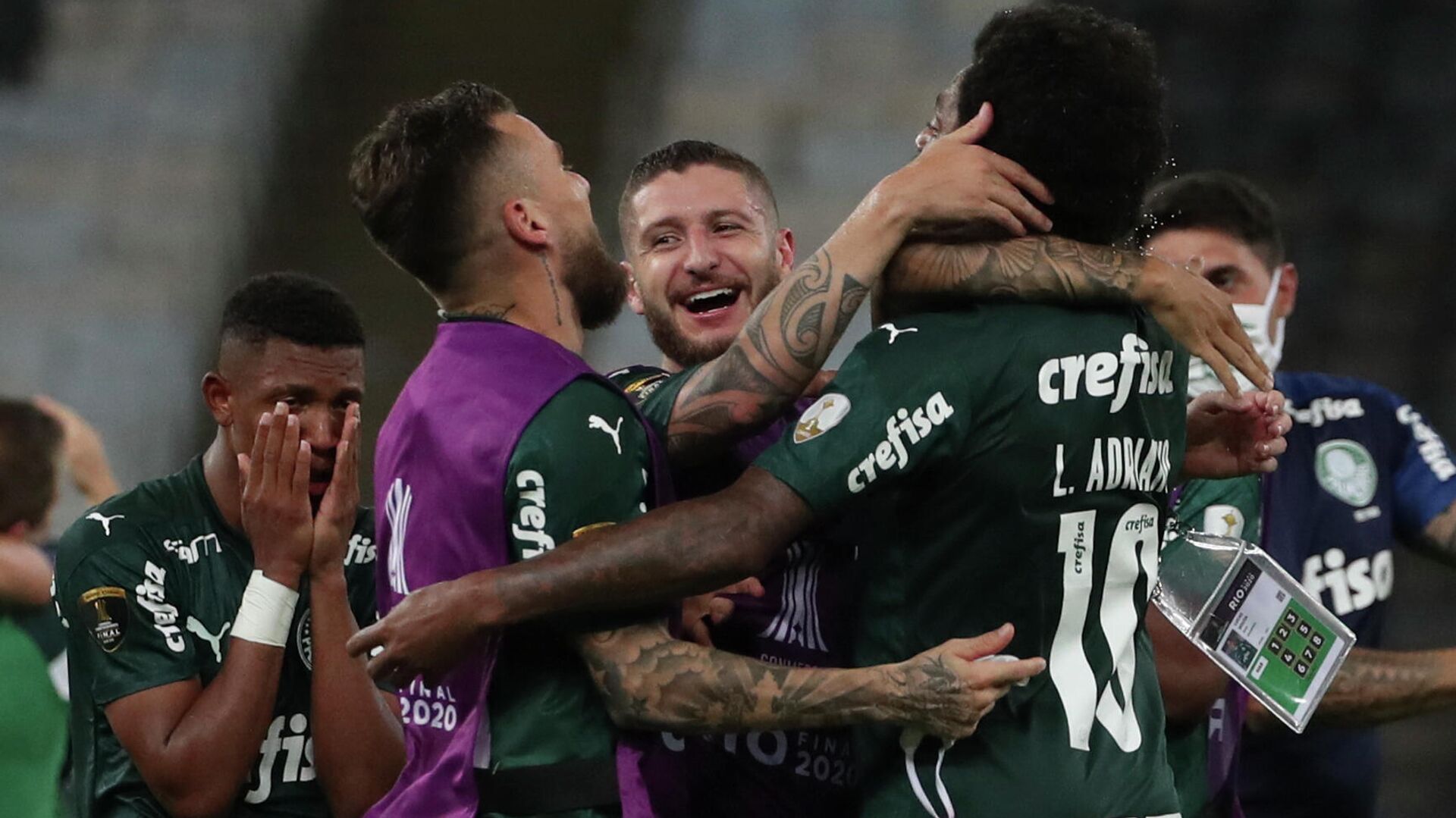 Players of Palmeiras celebrate after winning the Copa Libertadores football tournament by defeating Santos in the all-Brazilian final match at Maracana Stadium in Rio de Janeiro, Brazil, on January 30, 2021. (Photo by RICARDO MORAES / POOL / AFP) - РИА Новости, 1920, 31.01.2021