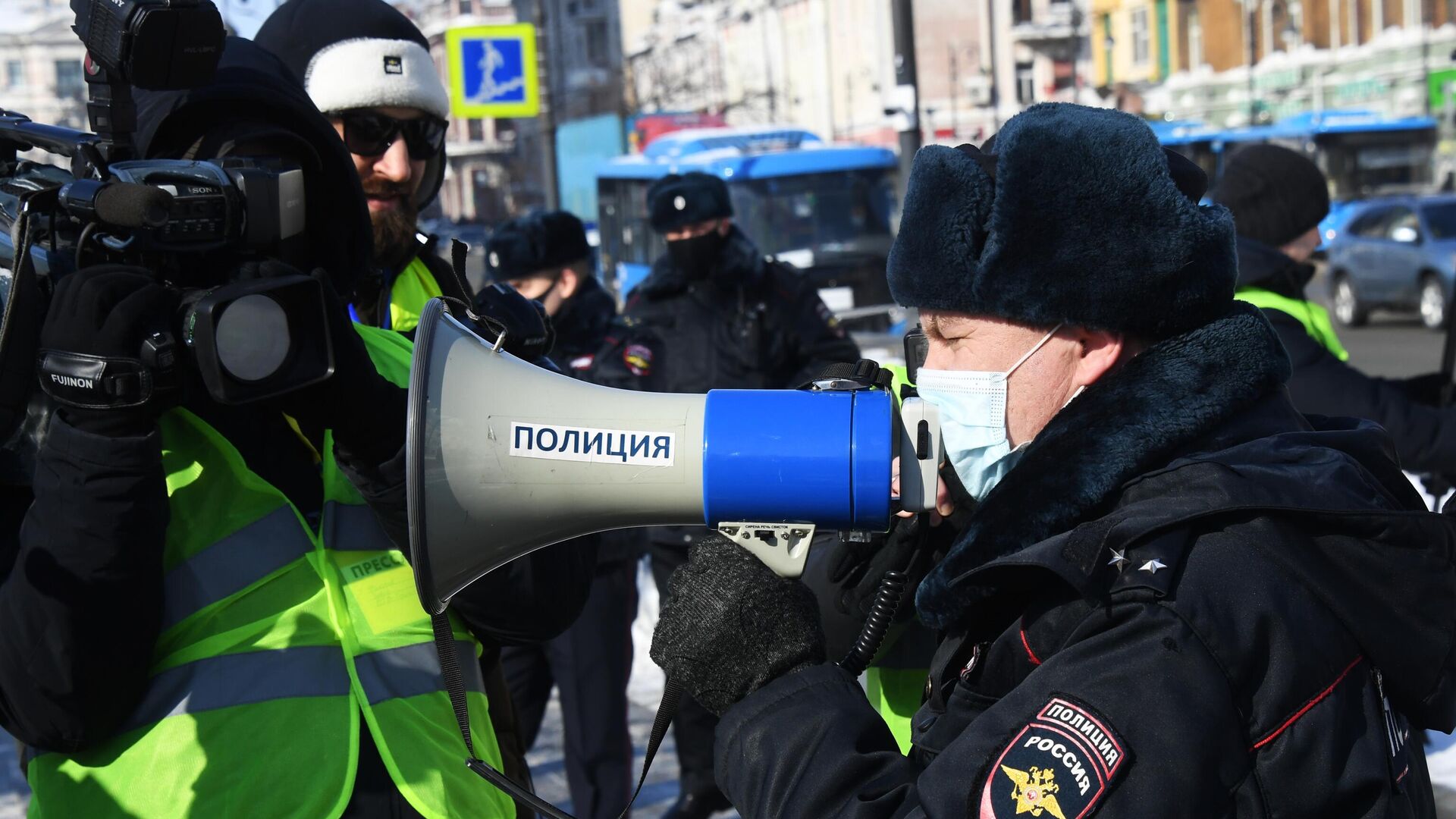 Сотрудник правоохранительных органов и журналисты во время несанкционированной акции протеста во Владивостоке - РИА Новости, 1920, 01.02.2021