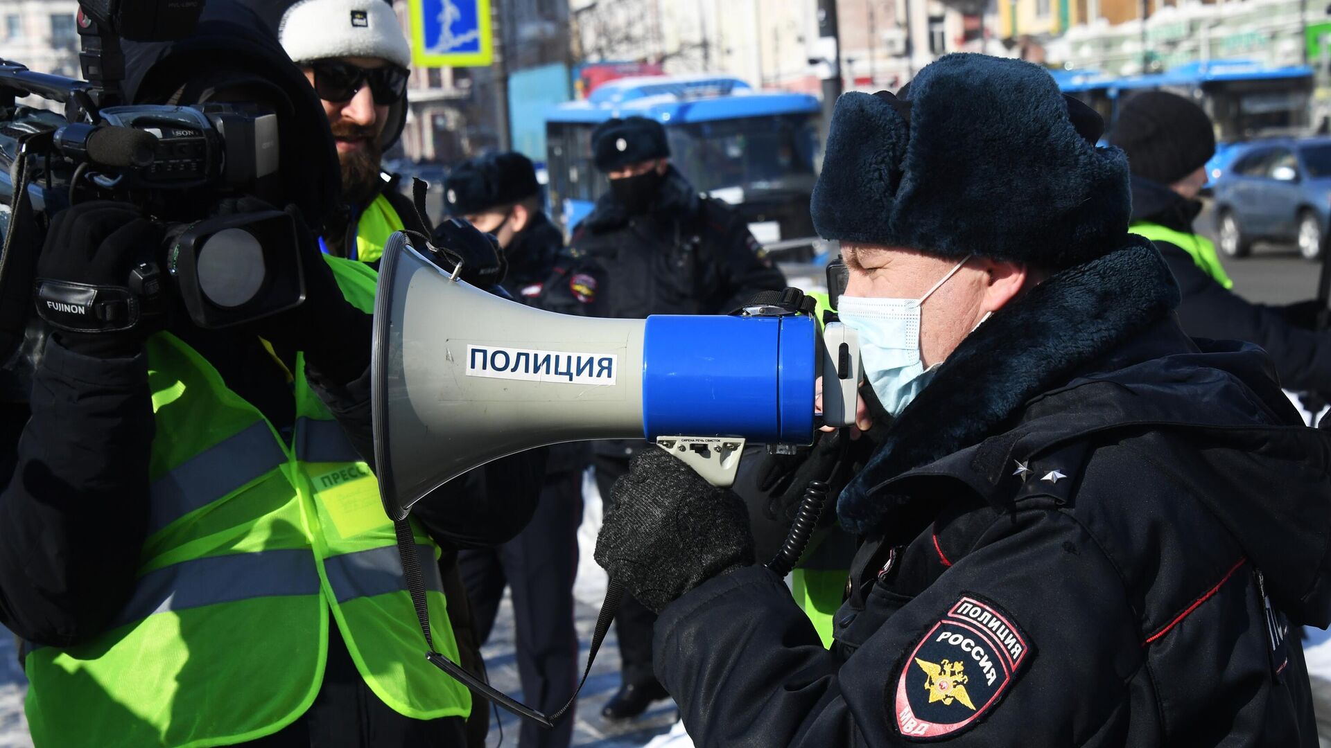 Сотрудник правоохранительных органов и журналисты во время несанкционированной акции протеста во Владивостоке - РИА Новости, 1920, 02.02.2021