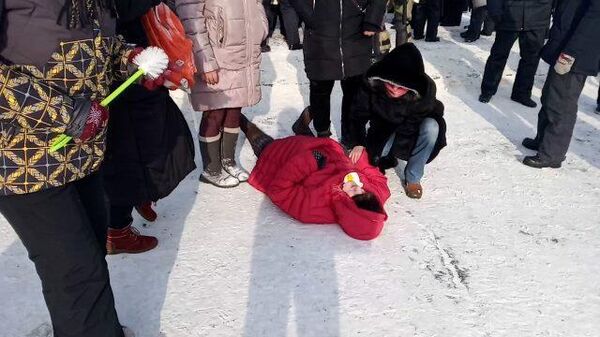 Скорая увезла женщину с митинга в Иркутске