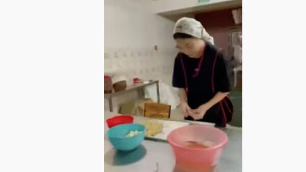 Нуртаза Гульнур во время работы на кухне